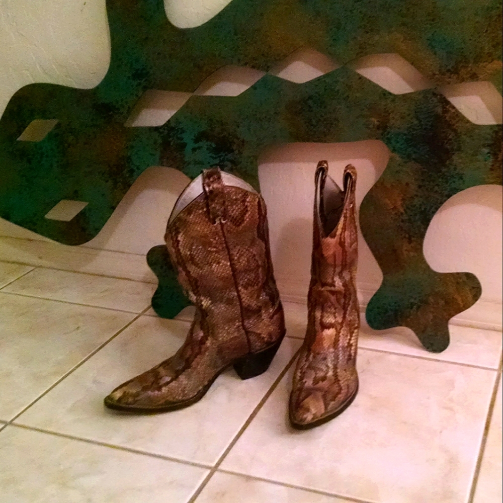 Women's size 6.5 To 7 Rare Snake Skin Cowboy Boots